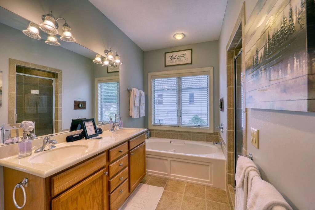 Bucket List Views Sugar Mountain Private Condo - 2Bed, 2Bath, Sleeps 6, Panoramic Views Of Mountains From Large Deck, Short Drive To Shopping, Restaurants, Cafes & Banner Elk Town エクステリア 写真
